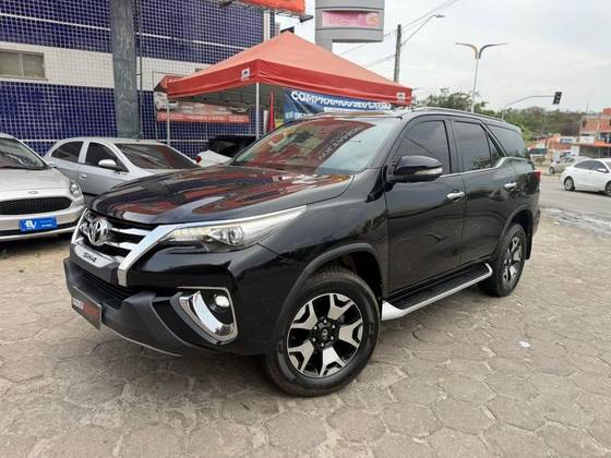 TOYOTA HILUX SW4 2.8 SRX DIAMOND 4X4 7 LUGARES 16V TURBO INTERCOOLER DIESEL 4P AUTOMÁTICO